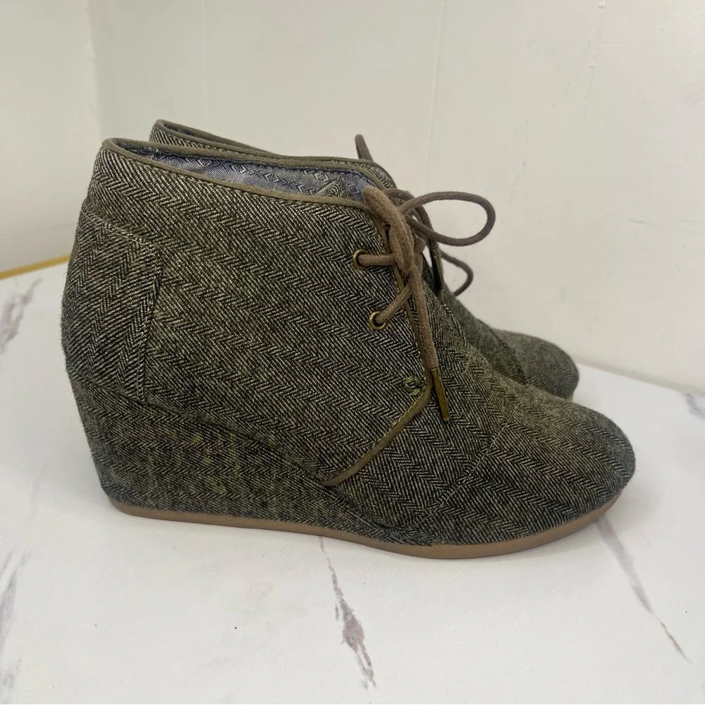 TOMS Booties Size 8 Women's Desert Wedge Lace Up In Olive Herringbone